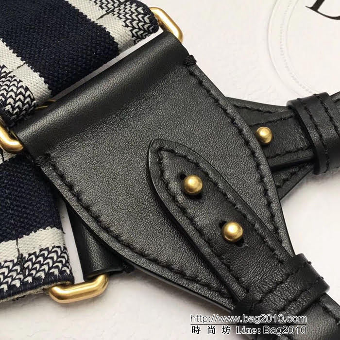 DIOR迪奧 藍色刺繡帆布寬肩背帶 復古金色飾章  zdo1244